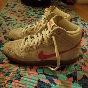 white and pink nike sb